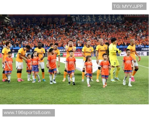 足球球童的默默奉献与成长之路:他们如何在绿茵场上闪耀光芒 足球球童的默默奉献与成长之路:他们如何在绿茵场上闪耀光芒